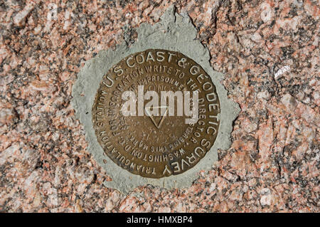 die Triangulation Umfrage Punktmarkierungen auf dem Gipfel des Longs Peak in den Rocky-Mountain-Nationalpark Stockfoto