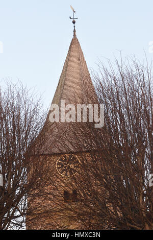 Pfarrkirche St. Bartholomäus, Burwash, hat ein geschichteten Turm aus dem 12. Jahrhundert. Sussex, UK Stockfoto