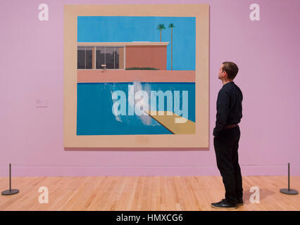 Tate Britain, London, UK. 6. Februar 2017. Tate Britain öffnet die weltweit umfangreichste Retrospektive David Hockney Arbeit als Künstlerin nähert sich seinen 80. Geburtstag. Mehr als 200 Werke von Hockney, weithin als einer der erfolgreichsten und erkennbare Künstler unserer Zeit sind auf dem Display. Foto: A Bigger Splash, 1967. Bildnachweis: Malcolm Park Leitartikel/Alamy Live-Nachrichten Stockfoto