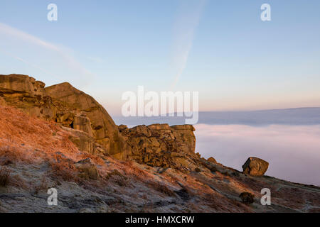 Großbritannien Wetter, Cloud Umkehrung über niedrigere Wharfedale, Yorkshire. Kuh und Kalb Rock on Ilkley Moor über den Wolken. Ein Nebel Start in den Montag für West Yorkshire Pendler aber eine atemberaubende Morgen für alle, die zu Fuß die Moor-above.n Stockfoto