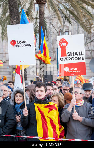 Barcelona, Katalonien, Spanien. 6. Februar 2017. Katalanische Unabhängigkeit und pro-Referendum Demonstranten versammeln sich vor der regionalen High Court warten auf Katalanisch Ex-Präsident Artur Mas am ersten Tag seines Prozesses über seine Rolle im Jahr 2014 ist 9. November "Referendum", "9N', Credit: Dani Codina/Alamy Live-Nachrichten Stockfoto