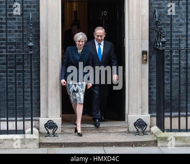 London, UK. 6. Februar 2017. Der israelische Ministerpräsident Benjamin Netanyahu wird von britischen Premierministers Theresa May Downing Street begrüßt. Netanjahus Besuch kommt inmitten Spannungen zwischen Großbritannien und der EU über Israel. Bildnachweis: Michael Tubi/Alamy Live-Nachrichten Stockfoto