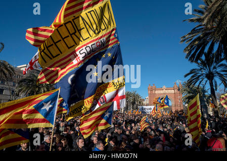 Barcelona, Katalonien, Spanien. 6. Februar 2017. Katalanische Unabhängigkeit und pro-Referendum Demonstranten versammeln sich vor der regionalen High Court warten auf Katalanisch Ex-Präsident Artur Mas am ersten Tag seines Prozesses über seine Rolle im Jahr 2014 ist 9. November "Referendum", "9N', Credit: Dani Codina/Alamy Live-Nachrichten Stockfoto