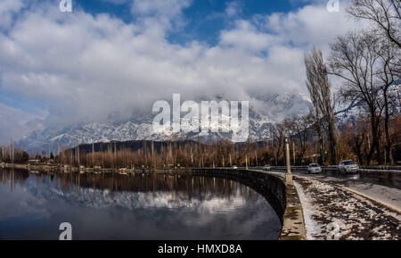 Srinagar, Jammu und Kaschmir, Indien. 6. Februar 2017. Shikara Boote sind an das Ufer des Dal-See neben die schneebedeckten Berge in Dal-See am 6. Februar 2017 in Srinagar, der Sommerhauptstadt des indischen verabreicht Kaschmir, Indien vor Anker. Kaltes Wetter weiter im Kaschmir-Tal mit den meisten Orten in der Staat-Aufnahme unter dem Gefrierpunkt. Bildnachweis: Yawar Nazir/ZUMA Draht/Alamy Live-Nachrichten Stockfoto