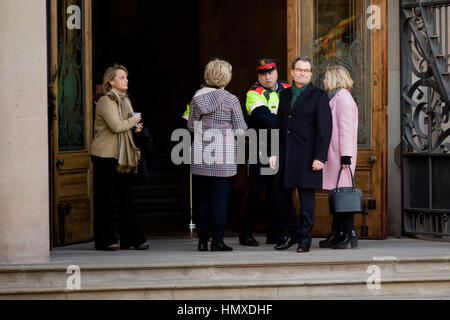 Barcelona, Katalonien, Spanien. 6. Februar 2017. Der ehemalige katalanische Präsident Artur Mas (zweiter von rechts), ehemaliger Vize-Präsident Joana Ortega und ehemaliger Bildungsminister Irene Rigau zum Haupteingang des regionalen High Court in Barcelona ankommen. Artur Mas stehen ein 10-Jahres-Verbot von öffentlichen Ämtern nach dem Vorwurf der Ungehorsam gegen das spanische Verfassungsgericht durch die Inszenierung ein unverbindliches Referendum über die Unabhängigkeit Kataloniens im November 2014. Bildnachweis: Jordi Boixareu/Alamy Live-Nachrichten Stockfoto