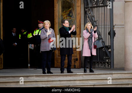 Barcelona, Katalonien, Spanien. 6. Februar 2017. Former Catalan President Artur Mas (C), ehemalige Vice-president Joana Ortega (R) und ehemalige Ausbildung Minister Irene Rigau (L) bis zum Haupteingang des regionalen High Court in Barcelona zu gelangen. Artur Mas stehen ein 10-Jahres-Verbot von öffentlichen Ämtern nach dem Vorwurf der Ungehorsam gegen das spanische Verfassungsgericht durch die Inszenierung ein unverbindliches Referendum über die Unabhängigkeit Kataloniens im November 2014. Bildnachweis: Jordi Boixareu/Alamy Live-Nachrichten Stockfoto