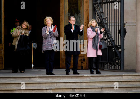 Barcelona, Katalonien, Spanien. 6. Februar 2017. Former Catalan President Artur Mas (C), ehemalige Vice-president Joana Ortega (R) und ehemalige Ausbildung Minister Irene Rigau (L) bis zum Haupteingang des regionalen High Court in Barcelona zu gelangen. Artur Mas stehen ein 10-Jahres-Verbot von öffentlichen Ämtern nach dem Vorwurf der Ungehorsam gegen das spanische Verfassungsgericht durch die Inszenierung ein unverbindliches Referendum über die Unabhängigkeit Kataloniens im November 2014. Bildnachweis: Jordi Boixareu/Alamy Live-Nachrichten Stockfoto