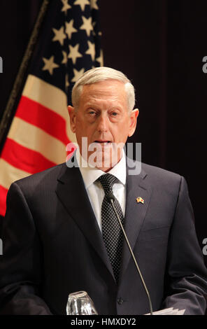 Tokio, Japan. 4. Februar 2017. Neu spricht Apponited US-Verteidigungsminister James Mattis auf einer gemeinsamen Pressekonferenz mit seinem japanischen Amtskollegen Tomomi Inada an das Verteidigungsministerium in Tokio auf Samstag, 4. Februar 2017. Mattis ist jetzt hier auf seiner ostasiatischen Reise zu einem Meinungsaustausch mit den japanischen Beamten. Kredite: Yoshio Tsunoda/AFLO/Alamy Live-Nachrichten Stockfoto