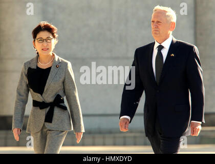 Tokio, Japan. 4. Februar 2017. Neu Apponited U.S. Secretary of Defense James Mattis (R) geht mit seinem japanischen Amtskollegen Tomomi Inada (L), wie sie die Ehrengarde an das Verteidigungsministerium in Tokio auf Samstag, 4. Februar 2017 zu überprüfen. Mattis ist jetzt hier auf seiner ostasiatischen Reise zu einem Meinungsaustausch mit den japanischen Beamten. Kredite: Yoshio Tsunoda/AFLO/Alamy Live-Nachrichten Stockfoto