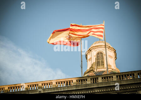 Barcelona, Katalonien, Spanien. 6. Februar 2017. Die spanische und katalanische Flagge winken über den Palau De La Generalitat de Catalunya am ersten Tag der Prüfung über die 2014 symbolische Unabhängigkeitsreferendum Credit: Matthias Oesterle/ZUMA Draht/Alamy Live News Stockfoto