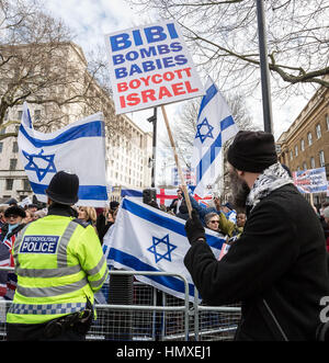 London, UK. 6. Februar 2017. Pro-palästinensische Anhänger mit Plakat geht es vorbei an pro-israelischen Fans wehende Fahnen am Tag des israelischen Ministerpräsidenten, Benjamin Netanyahu Besuch in Downing Street. Guy Corbishley/Alamy Live-Nachrichten Stockfoto