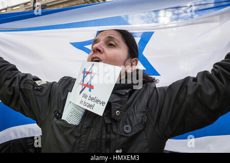 London, UK. 6. Februar 2017. Pro-israelischen Fans begrüßen die Premierminister von Israel Benjamin Netanyahu Besuch in Downing Street © Guy Corbishley/Alamy Live-Nachrichten Stockfoto