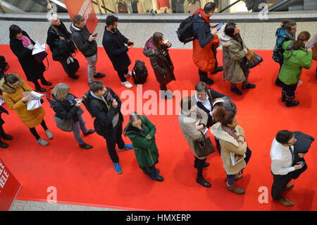 Berlin, Deutschland. 6. Februar 2017 - Karten Internationale Filmfestspiele Berlinale Verkaufsstart in Berlin, Deutschland. Bildnachweis: Markku Rainer Peltonen/Alamy Live-Nachrichten Stockfoto