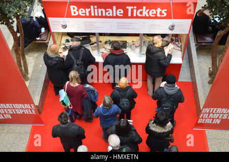 Berlin, Deutschland. 6. Februar 2017 - Karten Internationale Filmfestspiele Berlinale Verkaufsstart in Berlin, Deutschland. Bildnachweis: Markku Rainer Peltonen/Alamy Live-Nachrichten Stockfoto