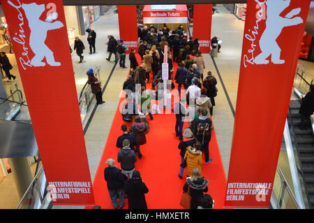 Berlin, Deutschland. 6. Februar 2017 - Karten Internationale Filmfestspiele Berlinale Verkaufsstart in Berlin, Deutschland. Bildnachweis: Markku Rainer Peltonen/Alamy Live-Nachrichten Stockfoto