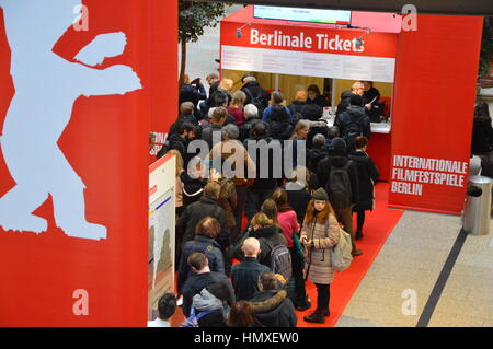 Berlin, Deutschland. 6. Februar 2017 - Karten Internationale Filmfestspiele Berlinale Verkaufsstart in Berlin, Deutschland. Bildnachweis: Markku Rainer Peltonen/Alamy Live-Nachrichten Stockfoto