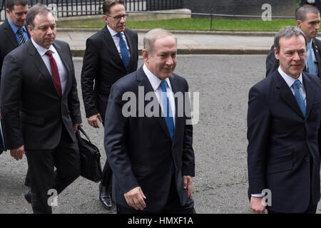 London, Großbritannien. 6. Februar 2017. Benjamin Netanjahu Ministerpräsident von Israel, so dass 10 Downing Street, nach einem Treffen mit Theresa May, der britische Premierminister. London, Großbritannien. Bildnachweis: Alex MacNaughton/Alamy Live-Nachrichten Stockfoto