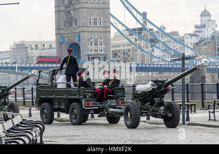 London, UK.  6. Februar 2017 sind der Tower of London, Queen Elizabeth II der erste Monarch, ihr Saphir-Jubiläum feiern zu gedenken Waffen beschossen.  Bildnachweis: Ilyas Ayub / Alamy Live News Stockfoto