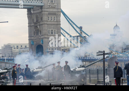 London, UK.  6. Februar 2017 sind der Tower of London, Queen Elizabeth II der erste Monarch, ihr Saphir-Jubiläum feiern zu gedenken Waffen beschossen.  Bildnachweis: Ilyas Ayub / Alamy Live News Stockfoto