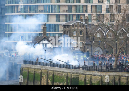 London, UK. 6. Februar 2017. 62 Kanonen Salut anlässlich der Thronbesteigung seiner königlichen Hoheit Königin vor 65 Jahren in den Tower of London. Bildnachweis: Claire Doherty/Alamy Live News Stockfoto