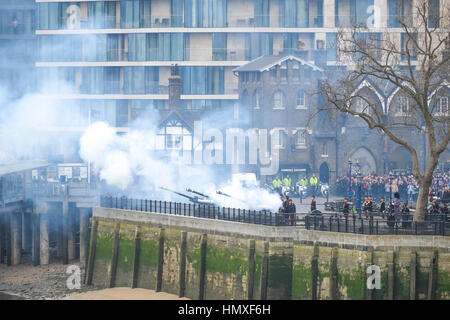 London, UK. 6. Februar 2017. 62 Kanonen Salut anlässlich der Thronbesteigung seiner königlichen Hoheit Königin vor 65 Jahren in den Tower of London. Bildnachweis: Claire Doherty/Alamy Live News Stockfoto