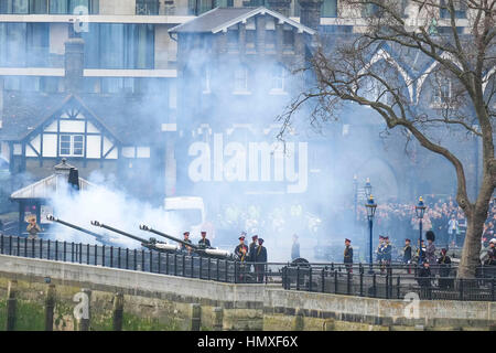 London, UK. 6. Februar 2017. 62 Kanonen Salut anlässlich der Thronbesteigung seiner königlichen Hoheit Königin vor 65 Jahren in den Tower of London. Bildnachweis: Claire Doherty/Alamy Live News Stockfoto