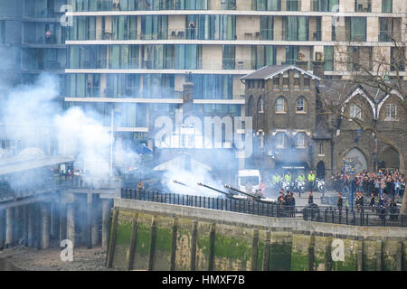 London, UK. 6. Februar 2017. 62 Kanonen Salut anlässlich der Thronbesteigung seiner königlichen Hoheit Königin vor 65 Jahren in den Tower of London. Bildnachweis: Claire Doherty/Alamy Live News Stockfoto