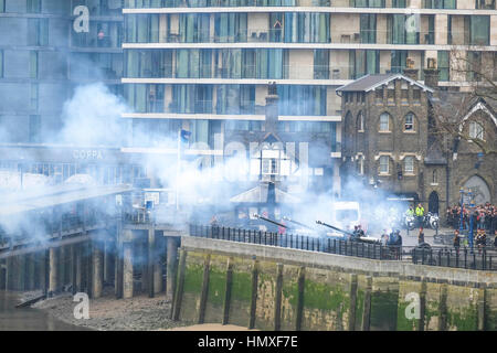 London, UK. 6. Februar 2017. 62 Kanonen Salut anlässlich der Thronbesteigung seiner königlichen Hoheit Königin vor 65 Jahren in den Tower of London. Bildnachweis: Claire Doherty/Alamy Live News Stockfoto