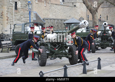 London, UK. 6. Februar 2017. Honourable Artillery Company feuert 62 Runden Salutschüssen aus Gun Wharf anlässlich des 65. Jahrestages des HM The Queen, den Thron bestieg. Bildnachweis: SANDRA ROWSE/Alamy Live-Nachrichten Stockfoto