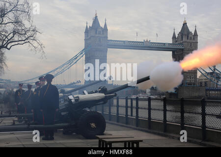 London, UK. 6. Februar 2017. Honourable Artillery Company feuert 62 Runden Salutschüssen aus Gun Wharf anlässlich des 65. Jahrestages des HM The Queen, den Thron bestieg. Bildnachweis: SANDRA ROWSE/Alamy Live-Nachrichten Stockfoto