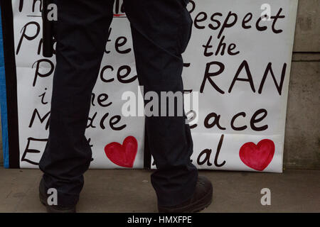 London, UK. 6. Februar 2017. Ein Polizist, was steht im Vordergrund der ein Plakat als pro-palästinensische Demostrators protest gegen Premierminister von Israel, Benjamin Netanyahu Besuch von Downing Street. Bildnachweis: Thabo Jaiyesimi/Alamy Live-Nachrichten Stockfoto