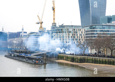 London, UK. 6. Februar 2017. 62 Kanonen Salut anlässlich der Thronbesteigung seiner königlichen Hoheit Königin vor 65 Jahren in den Tower of London. Bildnachweis: Claire Doherty/Alamy Live News Stockfoto