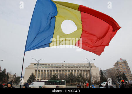 Bukarest, Rumänien. 6. Februar 2017. Demonstranten sind am Piata Vitoriei, Siegesplatz vor Regierungssitz am 6. Februar 2017 gesehen. Massendemonstrationen gegen die Regierung, die Lockerung der Prothese Gesetzgebung haben fast eine Woche lang fort. Bildnachweis: Willem Aires/Alamy Live-Nachrichten Stockfoto