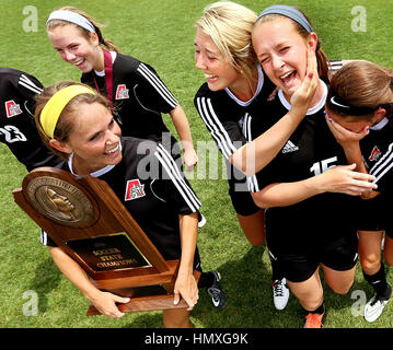 Des Moines, Iowa, USA. 11. Juni 2016. Himmelfahrt feiert ihre 1A-Staatsmeisterschaft 1-0-Sieg über Iowa City Regina in Des Moines, Iowa Samstag, 11. Juni 2016. Diese Trophäe Präsentation Bild stammen von ungefähr 12 Fuß über dem Feld. Ich hielt die Kamera auf einem Einbeinstativ erweitert und durch einen Funksender in meiner Hand ausgelöst. Ein Weitwinkel-Objektiv hilft das beste Bild zu bekommen, ohne sich Gedanken über mein Ziel, perfekt sein zu müssen. Bildnachweis: Jeff Cook/Quad-Stadt-Zeiten / ZUMA Draht/Alamy Live News Stockfoto