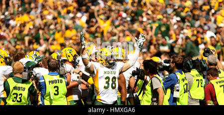 17. September 2016 - Iowa City, Iowa, USA - North Dakota State University-Spieler Jaxon Brown (38) wirft seine Arme in den Sieg, Samstag, 17. September 2016, nachdem sie die Hawkeyes 23-21 auf einen letzten zweiten Field Goal Kinnick Stadium in Iowa City besiegt. (Kredit-Bild: © John Schultz/Quad-Stadt-Zeiten über ZUMA Draht) Stockfoto