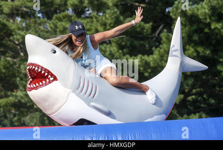 Davenport, Iowa, USA. 9. August 2016. Miranda Johnson von Rock Island fährt einen mechanischen Hai während einer after-Party Feier im Short Hills Country Club in East Moline am Dienstag, 9. August 2016. Der Country Club veranstaltet ein Shooting, Wettbewerb und Feier zu Ehren des John Deere Classic diese Woche in Silvis.Moments, es ist alles über Momente einzufangen. Wetter ihre Sport-Action oder etwas albern. Die Aufgabe der Fotojournalist ist der Bruchteil einer Sekunde zu erfassen, die ein Gefühl oder sogar eine ganze Geschichte vermittelt. Andy Abeyta/Quad-Stadt-Zeiten (Kredit-Bild: © Andy Abeyta/Quad-Stadt-Zeiten über ZU Stockfoto