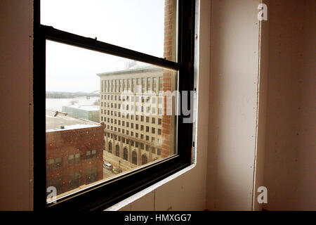 Davenport, Iowa, USA. 15. Dezember 2016. Blick quer durch die Innenstadt Davenport und dem Mississippi River von einem Zimmer im fünften Stock des "der aktuelle Iowa'' Hotel im Bau im ehemaligen Gebäude der Putnam. Bildnachweis: Kevin E. Schmidt/Quad-Stadt-Zeiten / ZUMA Draht/Alamy Live News Stockfoto