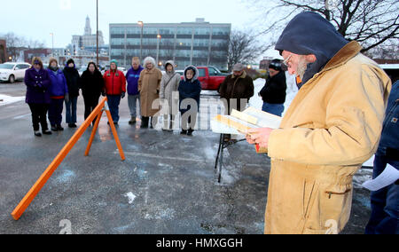 Davenport, Iowa, USA. 21. Dezember 2016. Barry Gallagher svc fdset einen Vers aus der Bibel während Memorial Event erinnern lokale obdachlose Personen im vergangenen Jahr Mittwoch, den 21. Dezember auf dem Parkplatz der Community Health Care auf West River Drive in Davenport, Iowa starben. Der am frühen Morgen-Service inbegriffen, Musik, Lesungen, Gebete und ein Moment der Stille. Bildnachweis: Kevin E. Schmidt/Quad-Stadt-Zeiten / ZUMA Draht/Alamy Live News Stockfoto