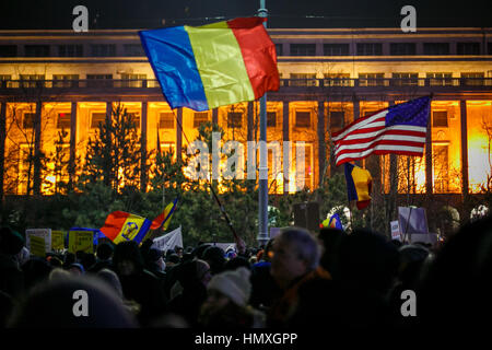 Bukarest, Rumänien. 5. Februar 2017. Protest der Regierung in Bukarest.  Es ist die sechste aufeinanderfolgende Tag der Proteste vor dem Regierungsgebäude. Zusammen mit vielen rumänischen Flaggen sieht man die amerikanische Flagge. Mihai Zaharia/Alamy Live-Nachrichten Stockfoto