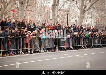 New York City, USA. 5. Februar 2017. Menschenmengen säumen die Straße um das Chinesische Neujahrsparade zu sehen. Wanda Lotus/Alamy Live-Nachrichten Stockfoto