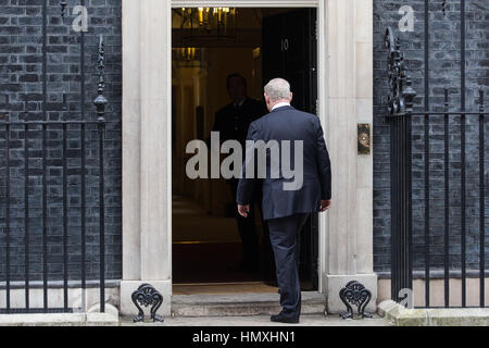 London, UK. 6. Februar 2017. Der Premierminister von Israel, Benjamin Netanyahu kommt in 10 Downing Street für ein Treffen mit Premierminister Theresa May. Das Treffen ist zwei Wochen nach Theresa Mai treffen mit Präsident Donald Trump und ein anderthalb Wochen vor Benjamin Netanyahus geplanten Treffen mit dem US-Präsidenten. Themen, die diskutiert werden voraussichtlich gehören Handel, Iran, israelischen Siedlungen in den besetzten palästinensischen Gebieten im Westjordanland und Ostjerusalem und Cyber-Sicherheit. Bildnachweis: Mark Kerrison/Alamy Live-Nachrichten Stockfoto