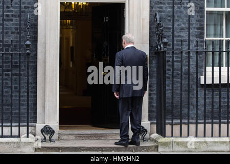 London, UK. 6. Februar 2017. Der Premierminister von Israel, Benjamin Netanyahu wartet draußen 10 Downing Street, wie er zu einem Treffen mit Premierminister Theresa May ankommt. Das Treffen ist zwei Wochen nach Theresa Mai treffen mit Präsident Donald Trump und ein anderthalb Wochen vor Benjamin Netanyahus geplanten Treffen mit dem US-Präsidenten. Themen, die diskutiert werden voraussichtlich gehören Handel, Iran, israelischen Siedlungen in den besetzten palästinensischen Gebieten im Westjordanland und Ostjerusalem und Cyber-Sicherheit. Bildnachweis: Mark Kerrison/Alamy Live-Nachrichten Stockfoto