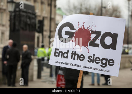 London, UK. 6. Februar 2017. Plakate von pro-palästinensische Aktivisten protestieren gegen den Besuch zur Downing Street von der israelische Ministerpräsident Benjamin Netanyahu in Whitehall verwendet. Bildnachweis: Mark Kerrison/Alamy Live-Nachrichten Stockfoto