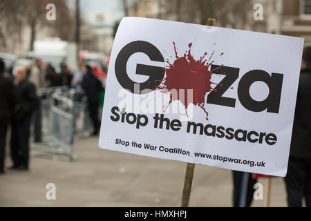 London, UK. 6. Februar 2017. Plakate von pro-palästinensische Aktivisten protestieren gegen den Besuch zur Downing Street von der israelische Ministerpräsident Benjamin Netanyahu in Whitehall verwendet. Bildnachweis: Mark Kerrison/Alamy Live-Nachrichten Stockfoto