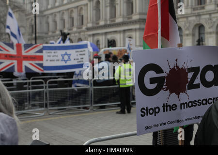 London, UK. 6. Februar 2017. Gaza-Haltestelle Massaker Plakat steht ab gegen eine israelische Wohnung und ein Union Jack. Bildnachweis: Jonathan Tait/Alamy Live-Nachrichten Stockfoto