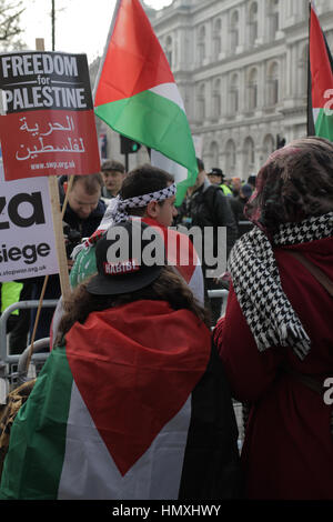 London, UK. 6. Februar 2017. Menschenrechtlerin Peter Tatchell hält ein freies Palästina Plakat vor Downing Street, den Besuch des israelischen Premierministers Benjamin Netanyahu zu protestieren. Bildnachweis: Jonathan Tait/Alamy Live-Nachrichten Stockfoto