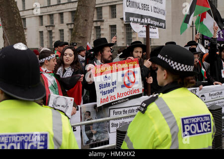 London, UK. 6. Februar 2017. Juden gegen Israel halten eine anti-israelische Fahne gegen pro-israelische Demonstranten an der Downing Street beim Besuch des israelischen Premierministers Benjamin Netanyahu. Bildnachweis: Jonathan Tait/Alamy Live-Nachrichten Stockfoto