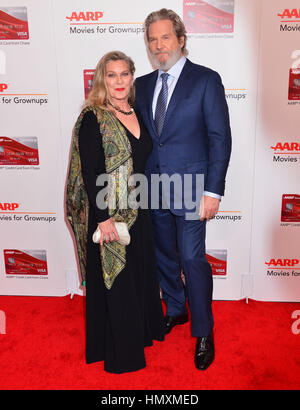 Los Angeles, USA. 6. Februar 2017. Susan Geston, Jeff Bridges 232 Ankunft bei der 16. jährlichen AARP The Magazine Filme für Erwachsene Awards im Beverly Wilshire Four Seasons Hotel am 6. Februar 2017 in Beverly Hills, Credit: Gamma-USA/Alamy Live News Stockfoto