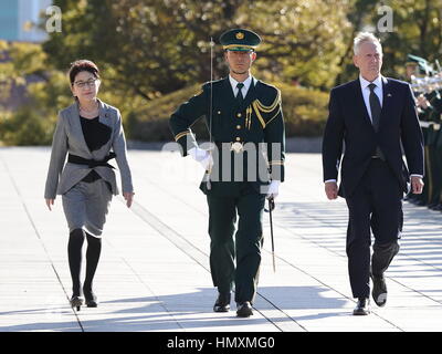 Minister für Verteidigung Tomomi Inada inspiziert mit US Defense Secretary James Mattis beim Ministerium für Verteidigung von Japan, Tokyo Japan auf 4. Februar 2017. (Foto von Motoo Naka/AFLO) Stockfoto