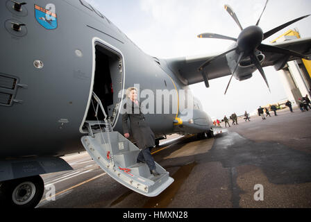 Rukla, Litauen. 7. Februar 2017. Der deutsche Verteidigungsminister Ursula von der Leyen (CDU) steigt aus einem deutschen Luftwaffe Airbus A400M in Rukla, Litauen, 7. Februar 2017. Von der Leyen besucht deutsche Truppen in das baltische Land als Teil einer Nato Abschreckung. Litauen, Estland, Lettland und Polen fühlen sich bedroht durch ihren großen Nachbarn Russland bedroht. Foto: Kay Nietfeld/Dpa/Alamy Live News Stockfoto